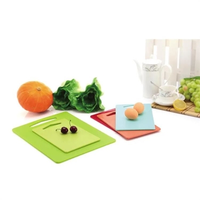 La tabla de cortar plástica de la cocina caprichosa del multicolor no desliza a la tajadera del PE