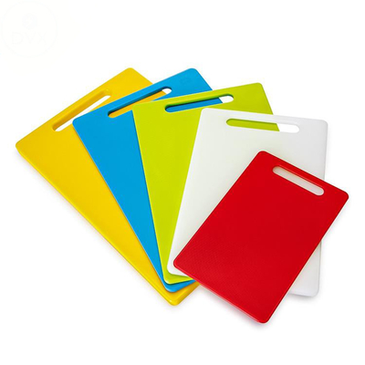 Tabla de cortar plástica de la tabla de cortar de la cocina del HDPE del rectángulo del multicolor con la manija