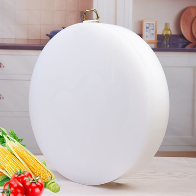 La cocina del hogar que cocina las herramientas espesa el PE plástico alrededor de la tabla de cortar cortada